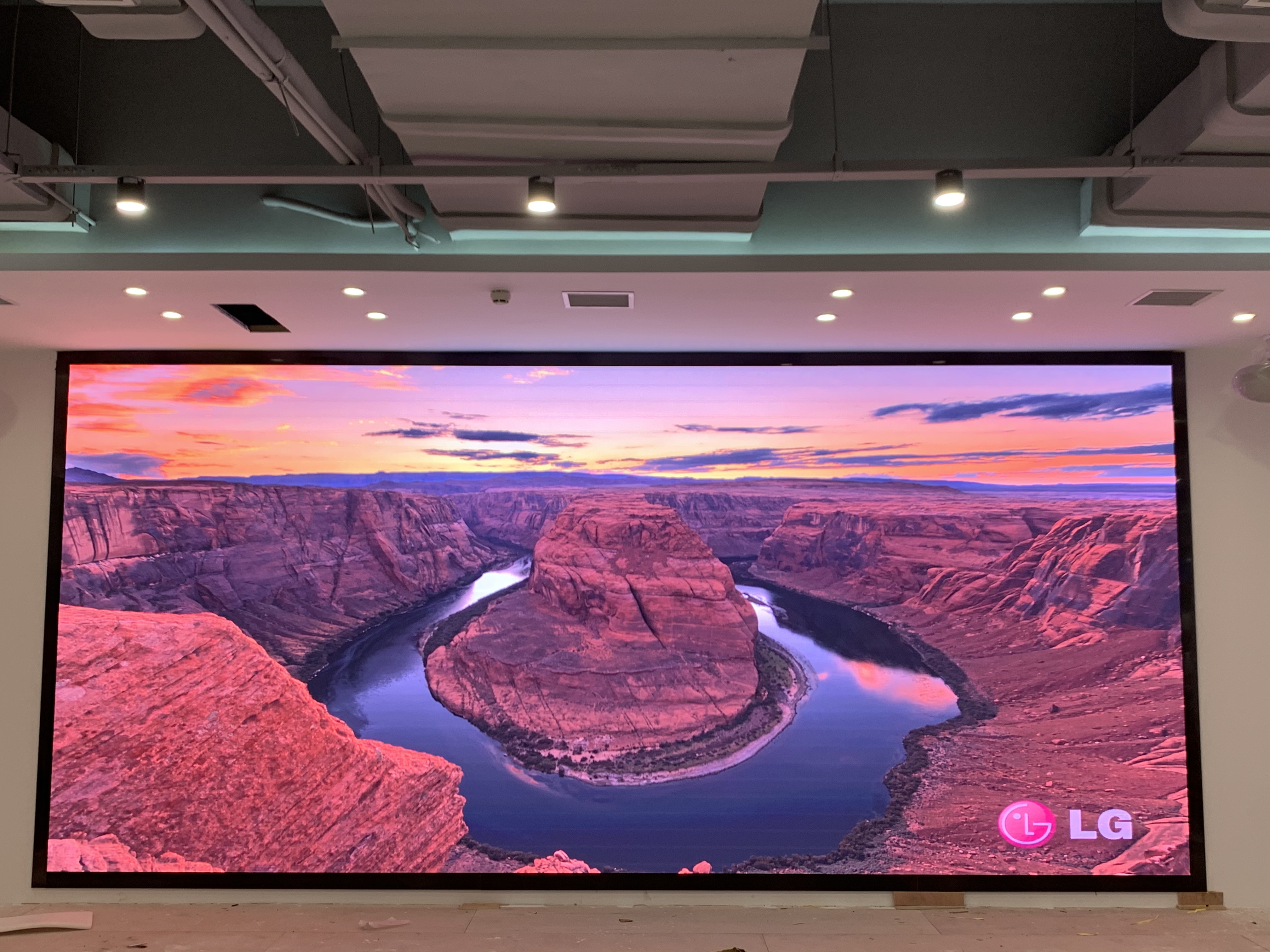 早高峰地鐵站LED廣告機VS紙質廣告：300人路過，誰能讓抬頭率從5%飆升到82%？”