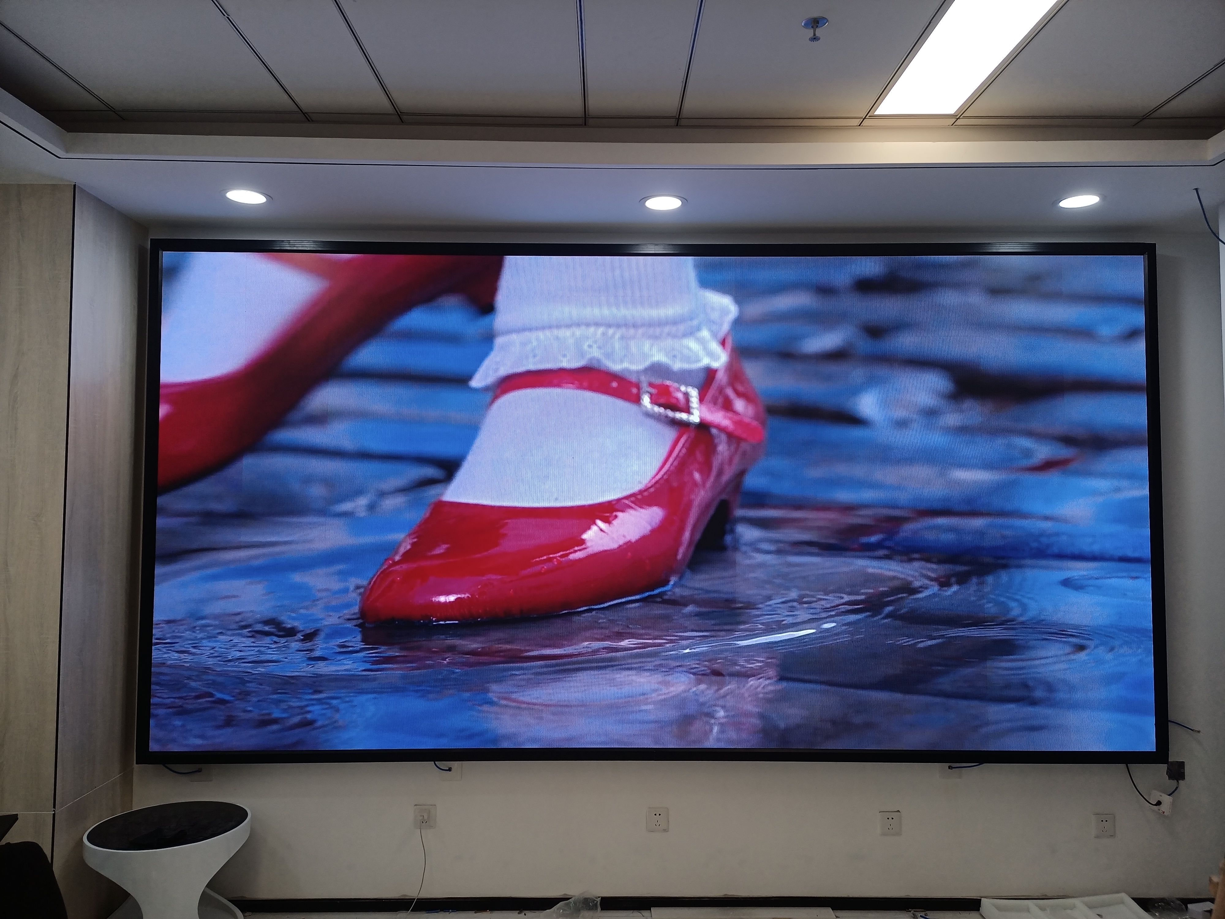 在交通誘導屏、商業(yè)廣告屏、體育賽事屏等場景中，戶外LED顯示屏的設計要點有何不同？